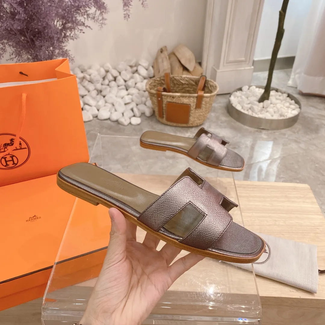 👟👟Ex-factory price 300👟👟 Genuine leather sole +40 🦄Hermès "Palm Print" has added new color sandals, "Year-round shipment" with three-dimensional concave and convex feeling on the classic "H" upper... It is a must-have item in your wardrobe, and it is magically versatile in this summer! This model fully demonstrates the classic Hermès style "palm print". Classic calfskin material ~ imported sheepskin. Lining 🐎Size: 34~42. Heel height ② type: low heel 1.5cm. Medium heel 4.5cm. Genuine leather sole +40 rubber sole.